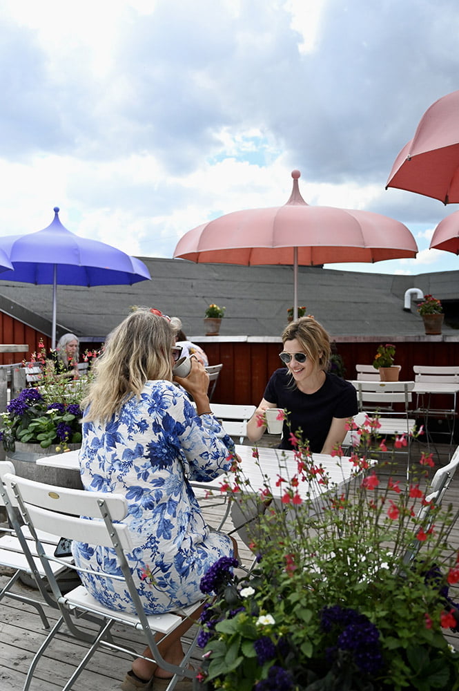 Två personer som sitter på utefiket en trappa upp på terassen.