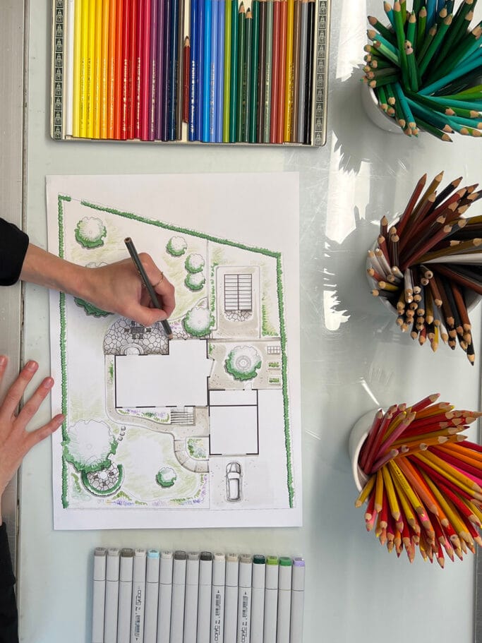 En ritad teckning av tr&auml;dg&aring;rden. Johanna visar hur designavdelningen jobbar.