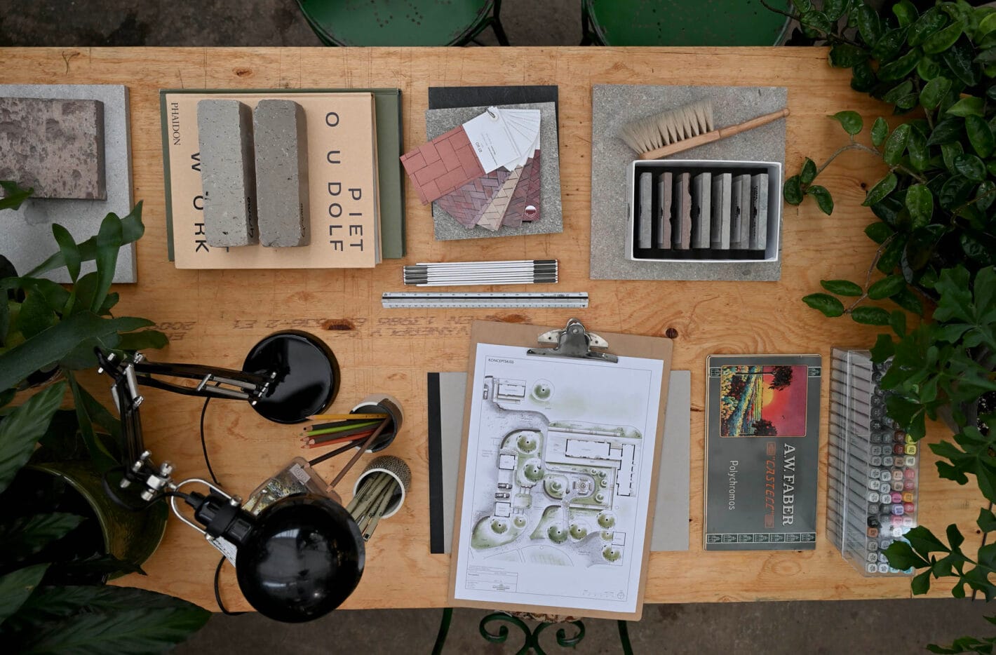 Design skrivbord med ritningar, pennor och material.